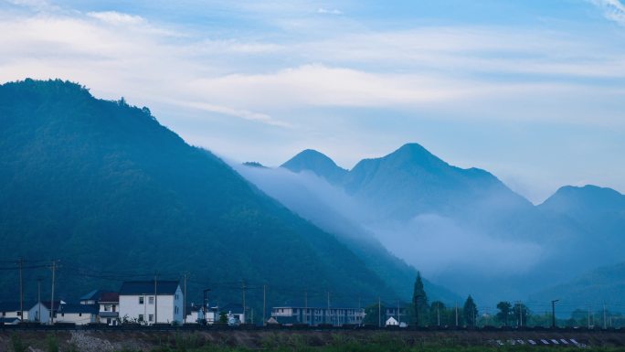 云雾缭绕的高山和美丽乡村延时摄影