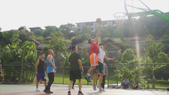 打篮球跳起抢球阳光少年青春活力大学生打球