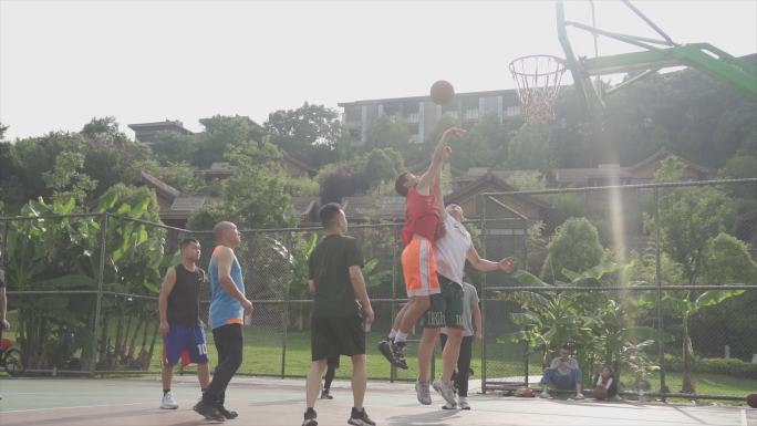 打篮球跳起抢球阳光少年青春活力大学生打球