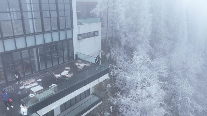 彭州龙门山镇宝山旅游区雪后云上餐厅