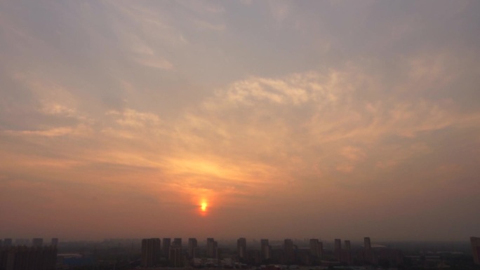 日出晨曦太阳升起金黄色的太阳太阳穿过云层