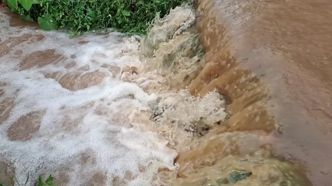 水淹水漫洪水山洪流走河流水灾雨后河水