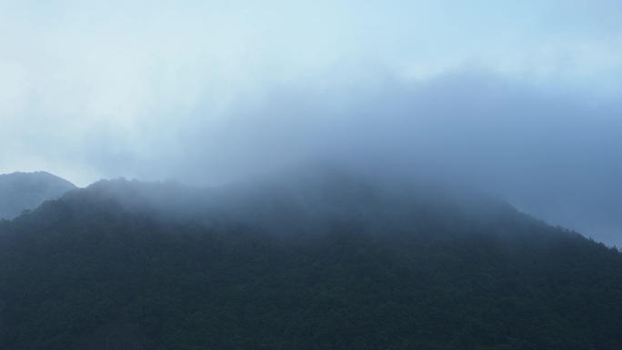 清晨云雾缭绕的大山