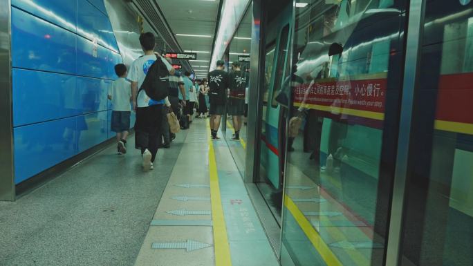 4K实拍繁忙的广州珠江新城地铁乘客进出站