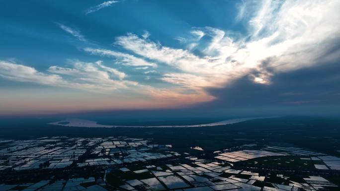 航拍夕阳下的农村田园风光