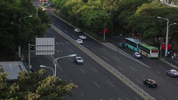 厦门城市开着汽车的街道