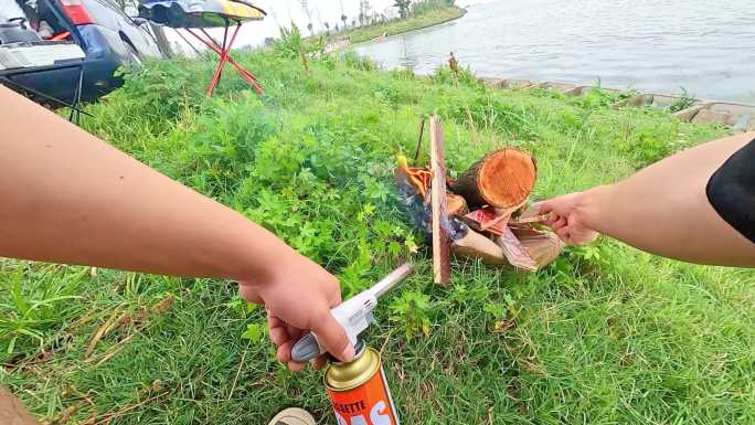 湖边户外生火篝火露营雨天