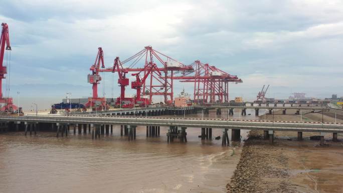 大麦屿港口  对台湾贸易港口  吊机