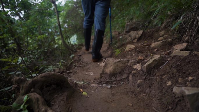 走路脚步特写穿过森林崎岖山路户外旅行探险