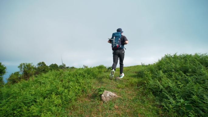 户外徒步旅行登山攀登登顶人物欢呼呐喊