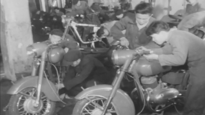 摩托车厂 摩托车生产 老视频