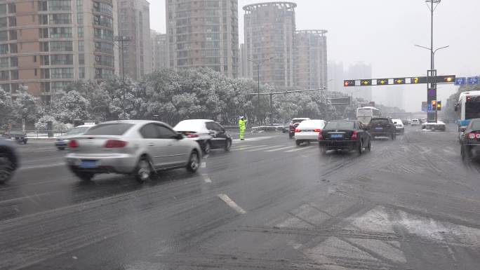 雪中交警指挥交通交警执勤