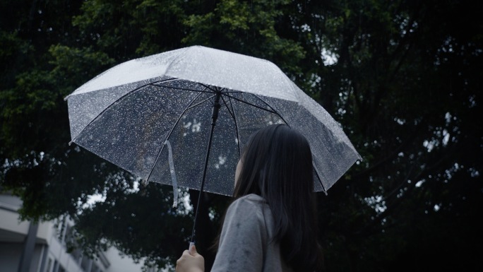伤感雨天雨中撑伞的女孩孤独悲伤视频