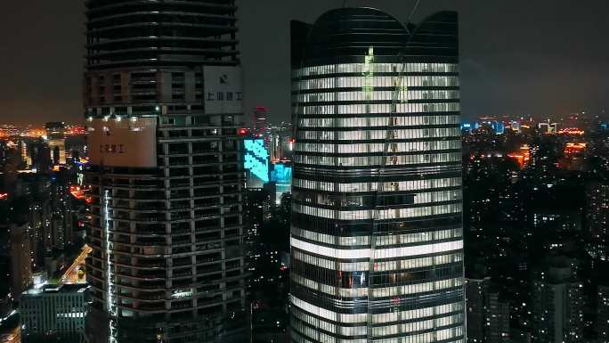 4K拍摄灯火通明的办公楼和在建的大楼