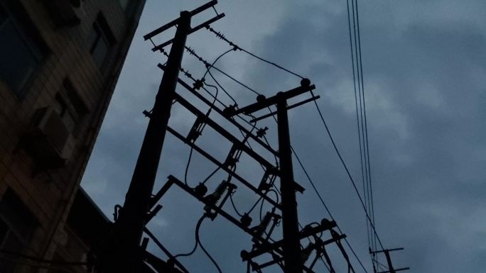 电力电线杆城市电力系统电力供电零晨的城市