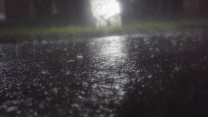 下雨雨夜