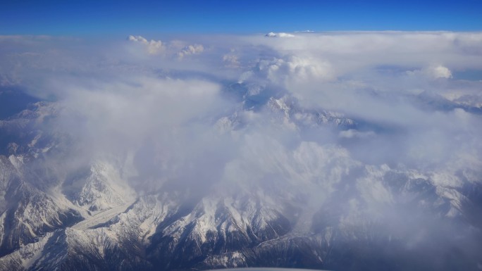 飞机视角俯视雪山