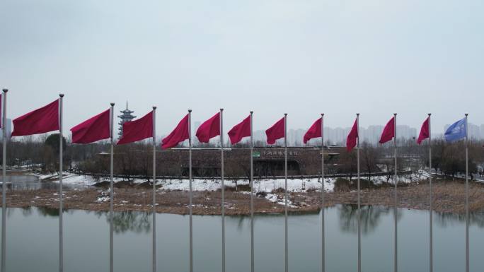 湖南长沙洋湖湿地公园红旗飘舞雪景航拍