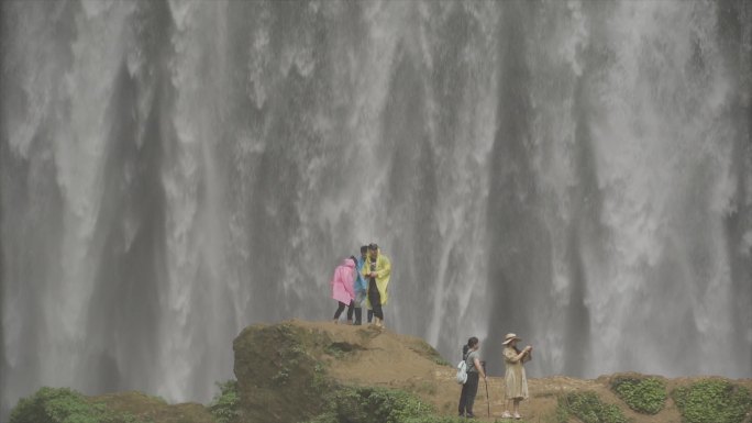 羊皮洞瀑布户外旅行游客拍照山间瀑布自然