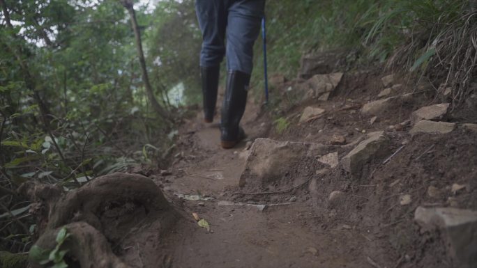 走路脚步特写穿过森林崎岖山路户外旅行探险