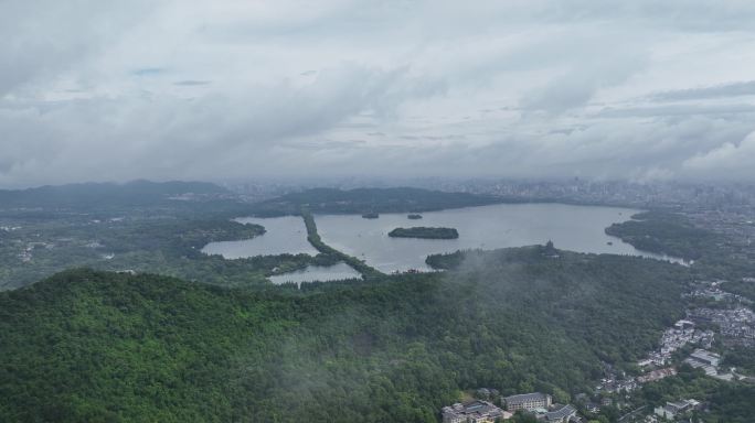 烟雨朦胧云海下的西湖航拍