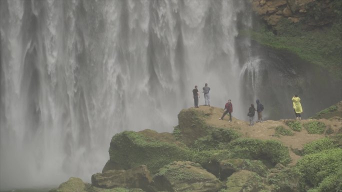 羊皮洞瀑布户外旅行游客拍照山间瀑布自然