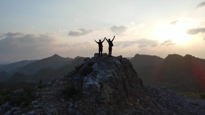 举手欢呼团队精神登山山顶团队剪影攀登顶峰