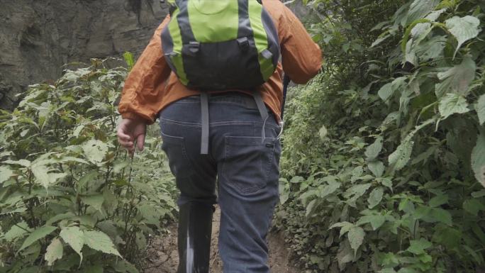 户外徒步探险泥泞小道爬山背包客脚步特写