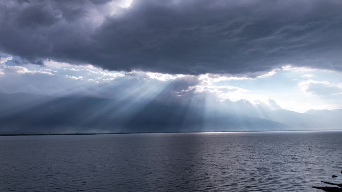 大理洱海4K航拍光影延时唯美乌云散开雨后