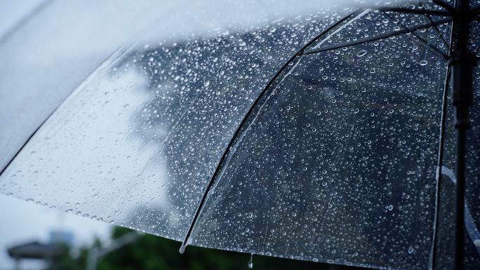 雨天透明雨伞 雨滴打在雨伞