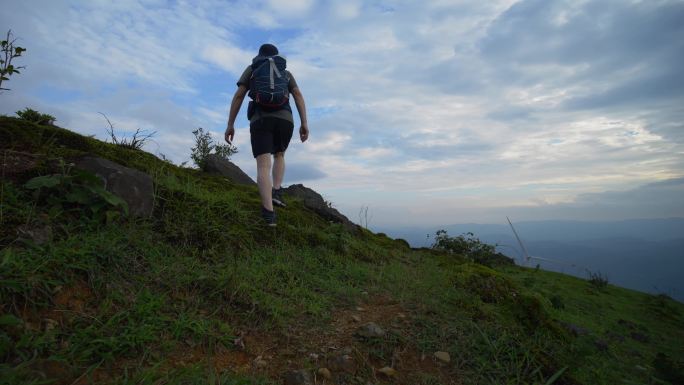 登山人物登山登高登顶