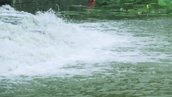 湍急河水 洪水流动 奔流向下的河水