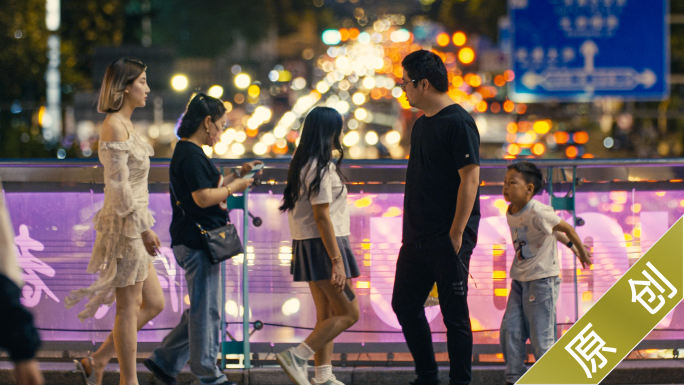 夜晚天桥行人城市都市夜生活