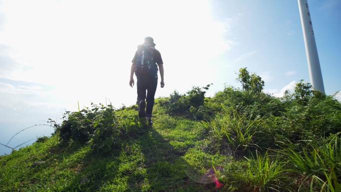 阳光人物山脊山巅脚步步伐前行励志人物背影