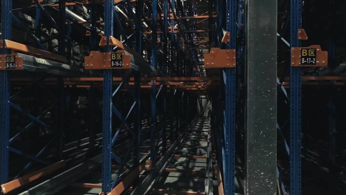 4K拍摄现代冷链仓库分拣货物机器人工作