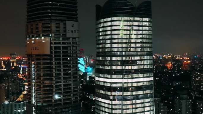 4K拍摄灯火通明的办公楼和在建的大楼
