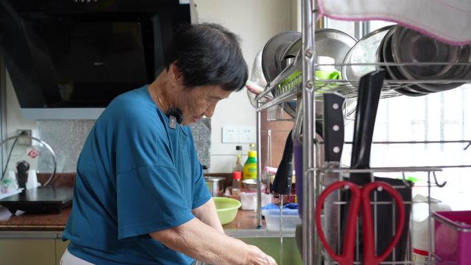 阿姨做饭 老人做饭 鲍鱼 老妇人做鲍鱼