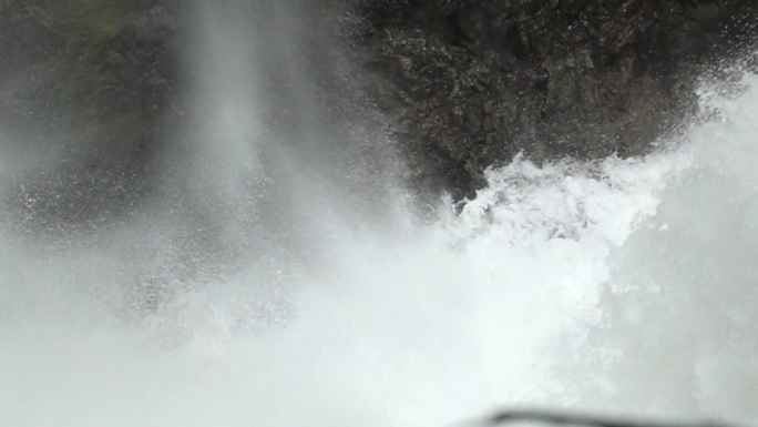 大瀑布从山顶倾斜而下砸入水潭激起白色浪花