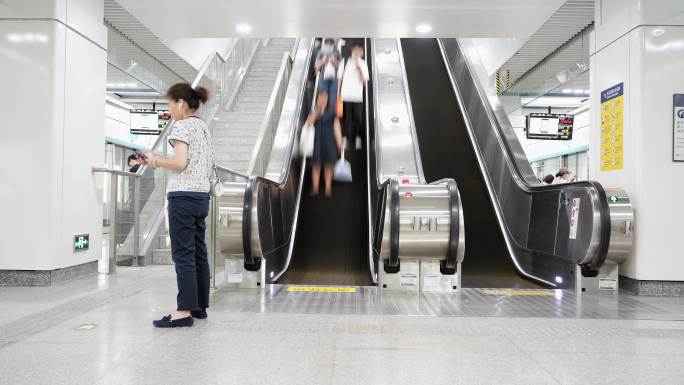 地铁站内电梯上下乘客人流延时摄影