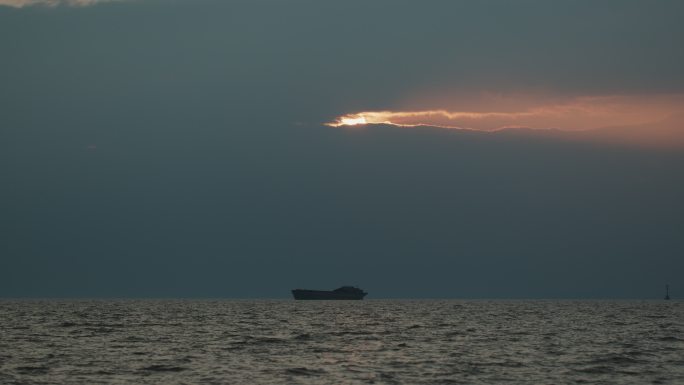 意境画面--夕阳撕开乌云湖面上的大船