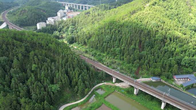 山区光影略过大地京九铁路