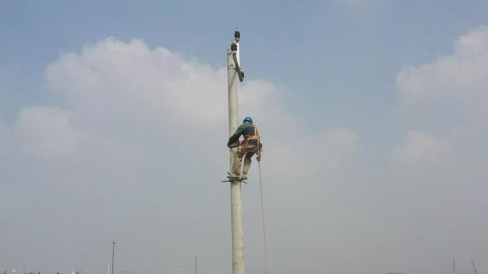 电力维修航拍工人高空巡线作业电线杆布线