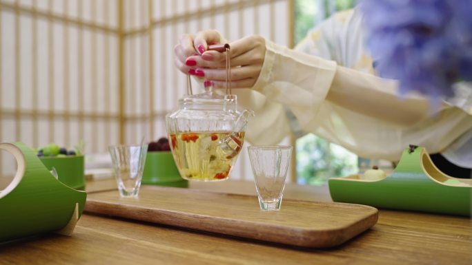 高档茶室 精致茶点 美女倒茶