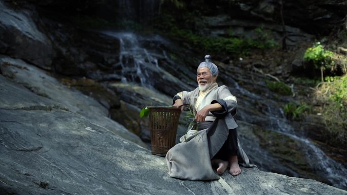 老者跋山涉水采药材