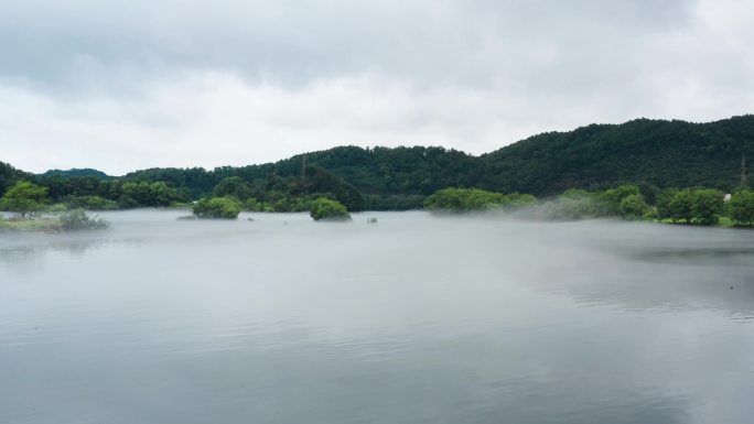 绿水青山 云雾水面