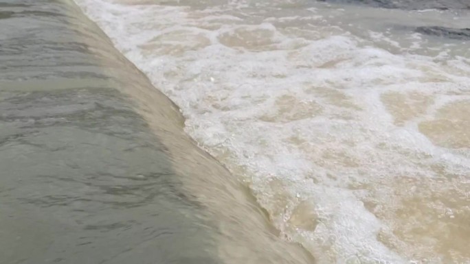 山洪流走排水排洪雨后的排涝洪水水坝排洪