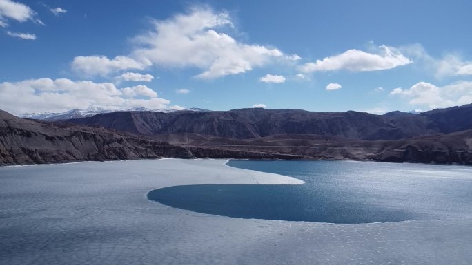 航拍新疆南疆班迪尔蓝湖冰封大气景色