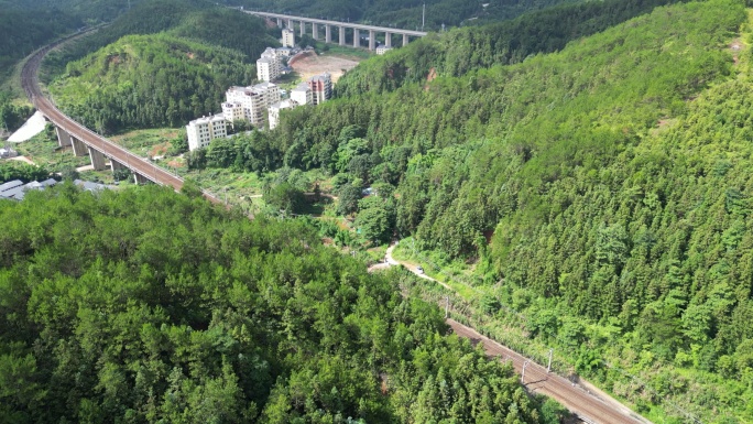 山区光影略过大地京九铁路