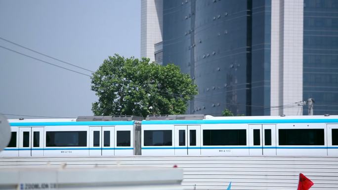 武汉城市轻轨 高楼大厦下列车驶过