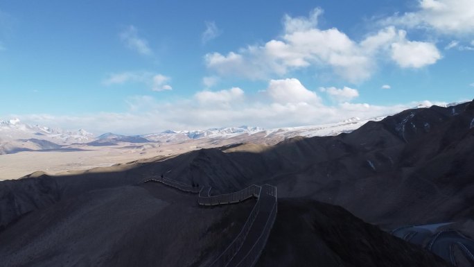 航拍新疆南疆盘龙古道大气雪山公路景色